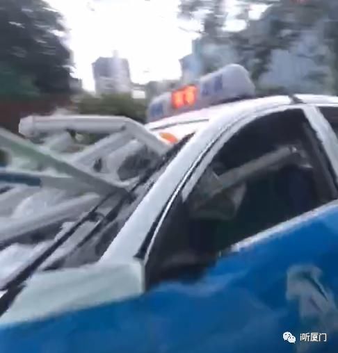 躲过一劫|场面太吓人!多根护栏插破出租车挡风玻璃直逼驾驶室!司机躲过一劫……