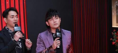  音乐|吉克隽逸造型真出彩，抹胸裙装秀美肩，亮片丝袜太抢镜