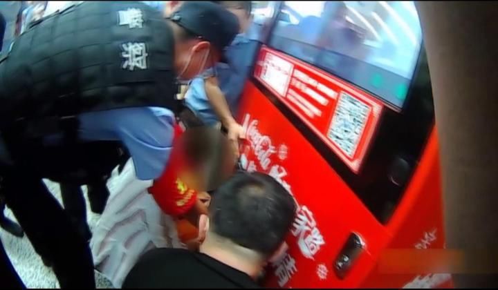  男童|3岁男童将手伸进自动售卖机内被卡