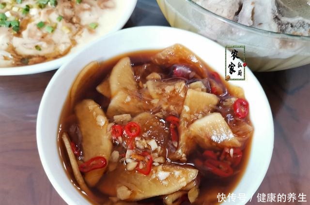 屏幕前|晒两口子的极简午餐，两菜一汤两小菜，网友很精致，比吃外卖强