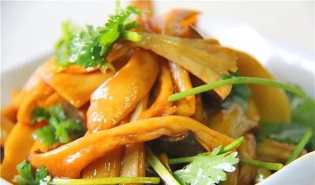 精选|美食精选:家常蛋饼、金针菇青椒肉丝、手撕杏鲍菇、番茄蹄花煲