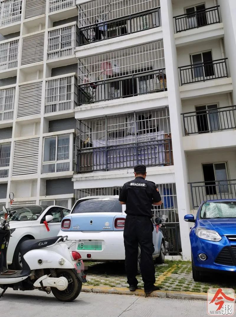  邓女士|又见高空抛物！小区内百万奔驰被汤匙砸出大窟窿