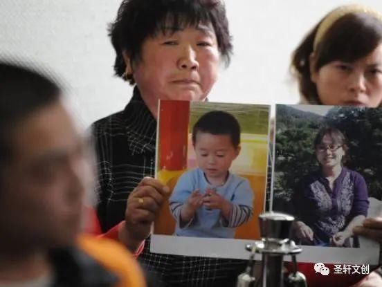赴死|经历“多个父亲母亲”，微笑赴死的背后，是父母的悲哀和语言戕害