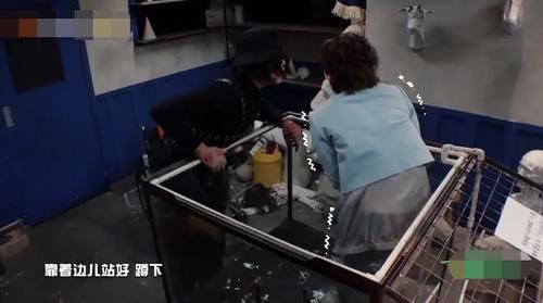  密室|密逃最后一个密室玩太大，黄明昊被困水箱两小时，粉丝集体揪心