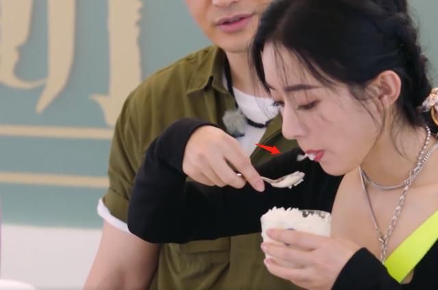  赵丽颖|《中餐厅》众人欢迎刘宇宁，唯独赵丽颖没转发，遭吐槽不合群