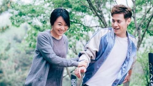 近乎|“风情”闫妮:千娇百媚的彪悍,近乎孩子的简单