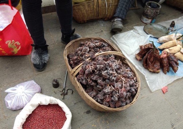 稀罕|大叔路边卖“稀罕”小吃,10元一斤不涨价,顾客错过要等一年