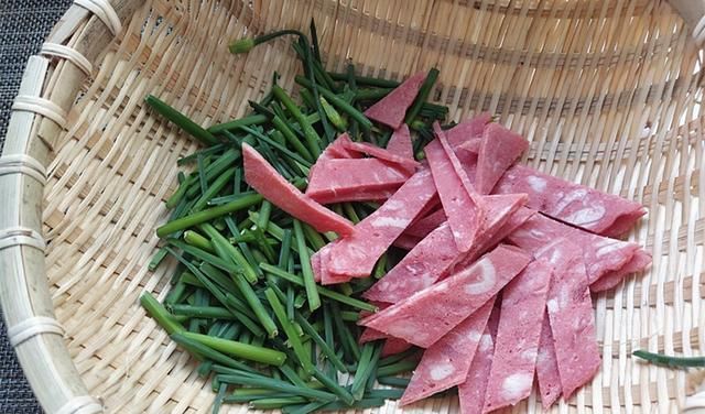  韭苔|天热就爱吃，做法简单，味好颜值高，三两下就出锅