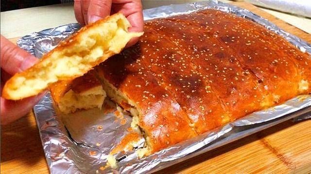  好吃|面粉别蒸馒头了，教你个新做法，比花卷油条还好吃，特别香