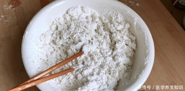 糖油果子|很火的糯米粉小吃,开水烫一烫,外面卖5元一串,吃着香甜可口