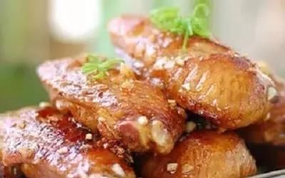  盐焗鸡|精选食谱：蒜香鸡翅、卤味酥排骨、水晶盐焗鸡 、白胡椒虾的做法