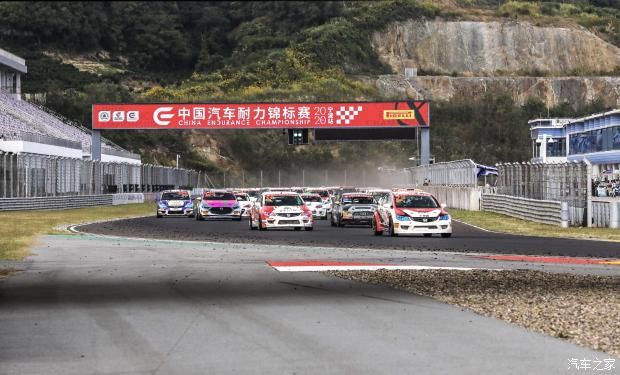 转向|601号赛车被撞，轮圈缺一块还能完赛。818号赛车突然无法转向