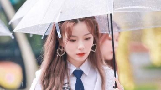  背负|陈卓璇敢说敢做，背负压力逆风而上，决赛歌曲好评如潮