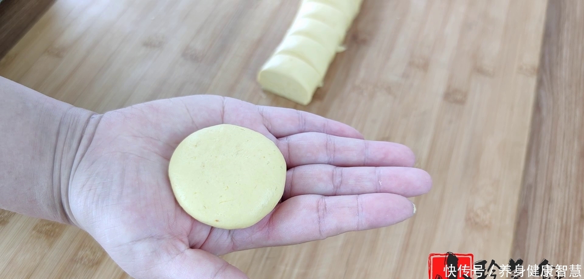 无水|南瓜饼又出新做法了,无水无油,软糯香甜又劲道,全家人都爱吃