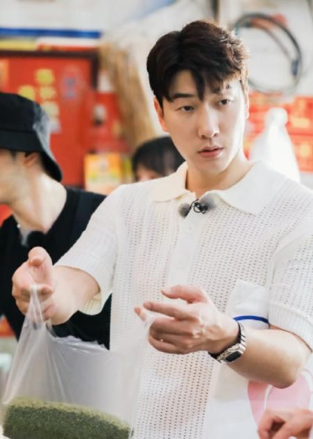  翻车|黄晓明《中餐厅》翻车？将开水直接倒入玻璃瓶，网友：没常识