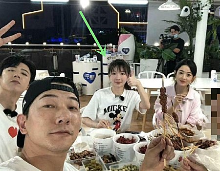  台新|《中餐厅》合影曝光，张亮赵丽颖同桌吃饭，芒果台新主持人也现身