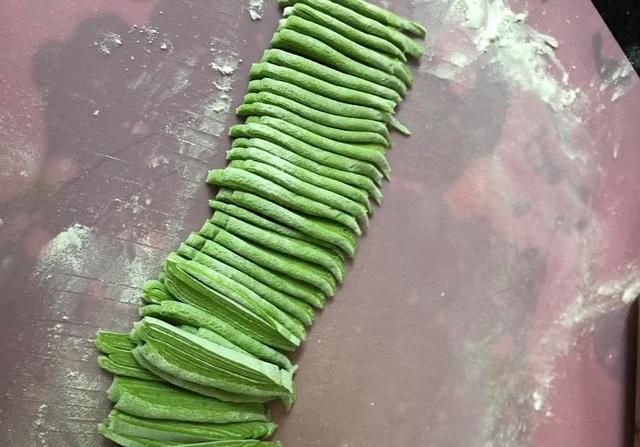 味道|纯天然的菠菜汁面条,颜值高、味道好,做法简单,上桌孩子抢着吃