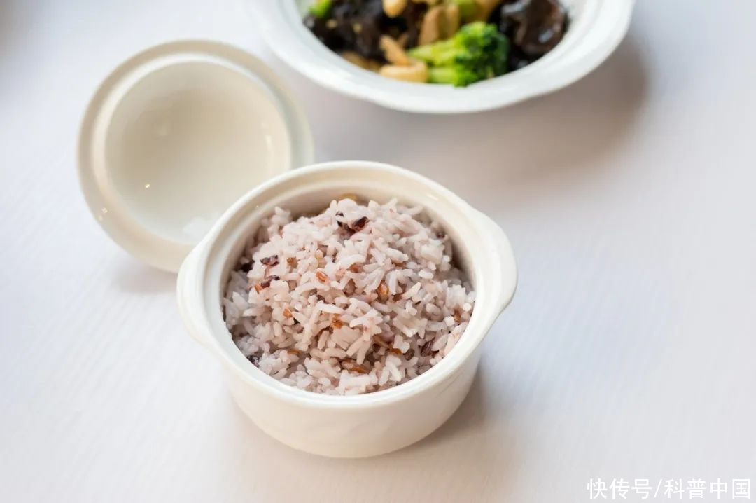 怎样蒸米饭才能降血糖(蒸米饭时只需1个改变，就能帮你平稳血脂、血糖！转给需要的人！)