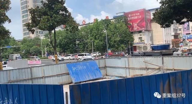  驴肉馆|裸露的护城河、缺席3年的护栏、1场暴雨，52分钟4人落水两人丧生