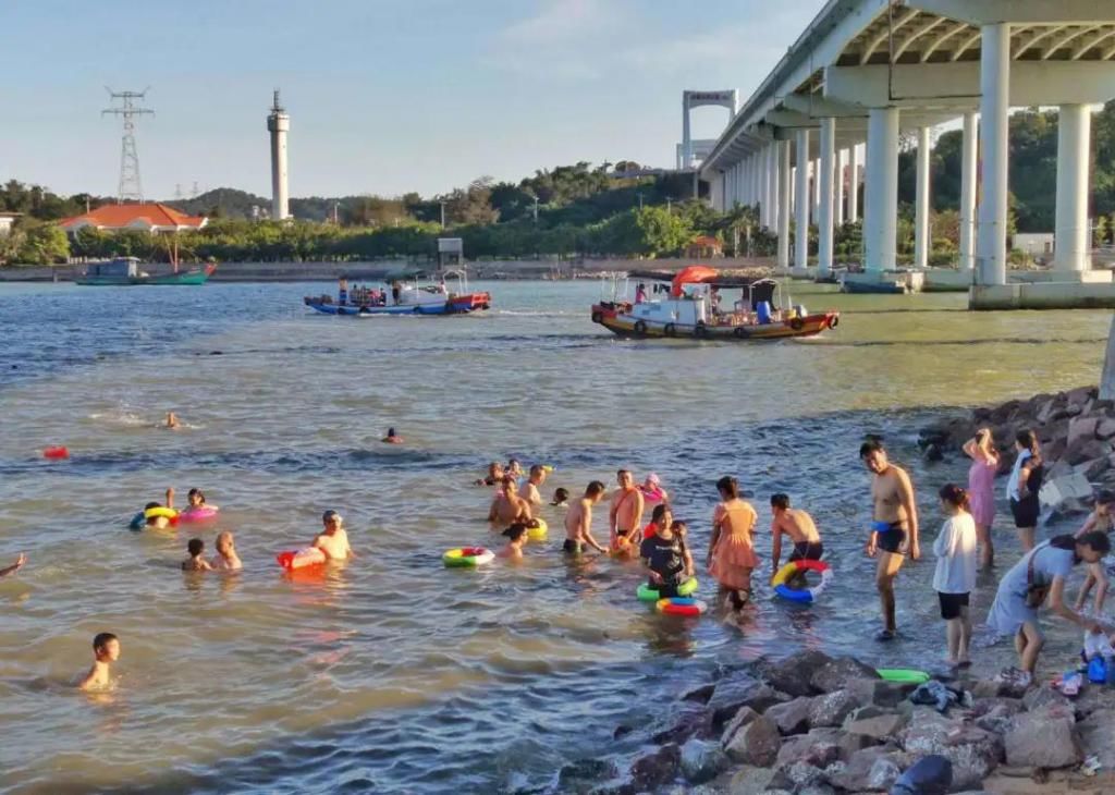  隐患|海湾大桥下、南山湾处“野泳者”络绎不绝！隐患多，勿拿生命当儿戏！