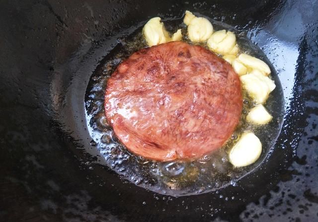  入味|煎牛排时，教你正确做法，牛排香嫩入味，不比去饭店买的差