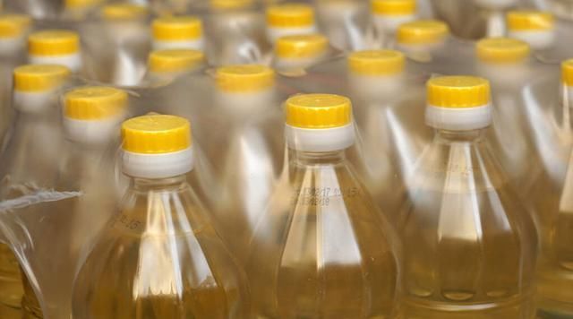 危害性|家里做饭的人注意：2种油不能经常用，它们的危害性不比地沟油小