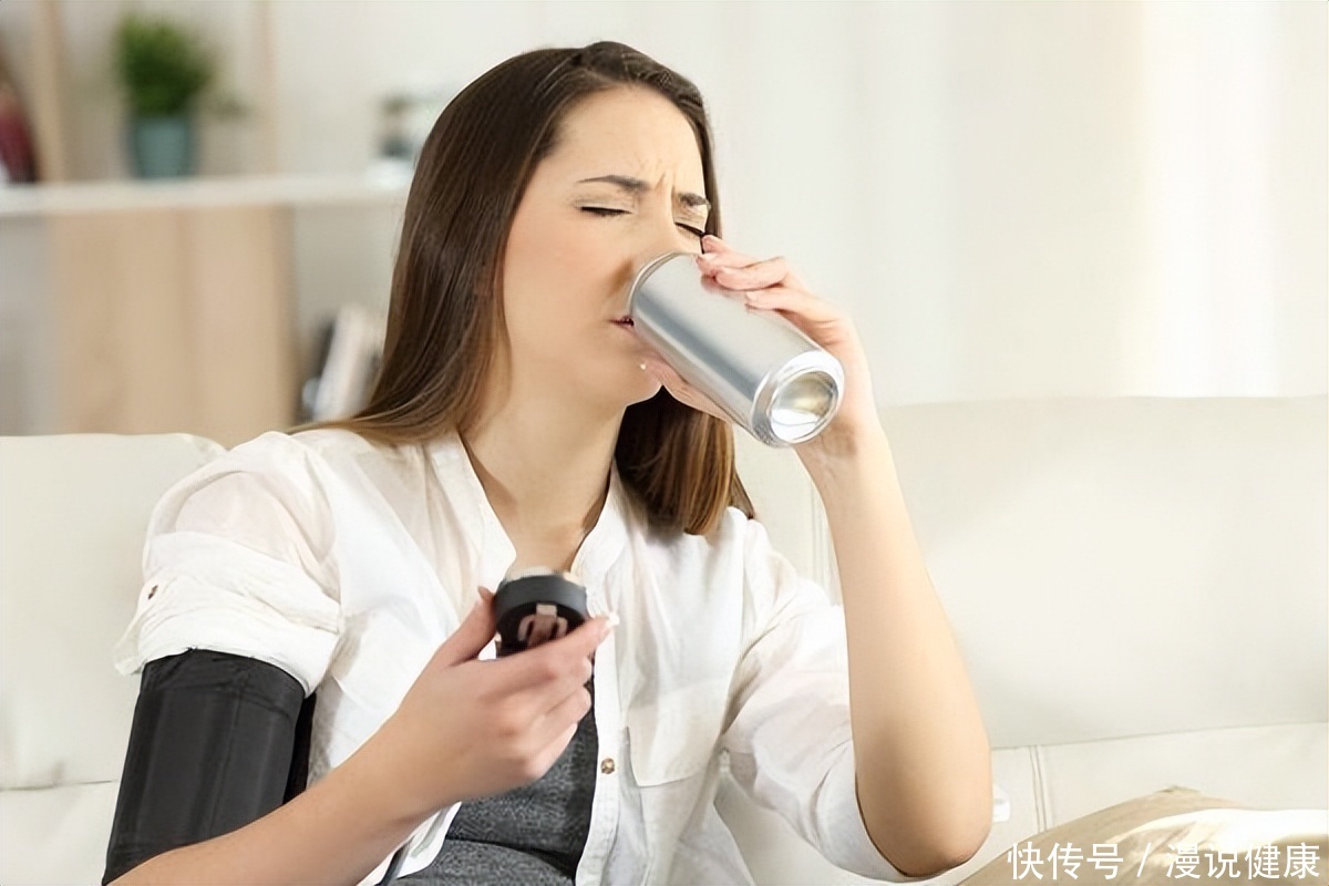 糖友出现低血糖时应怎么处理(炎炎夏日，为何糖友们反而容易出现低血糖？谨记做好3件事来预防)