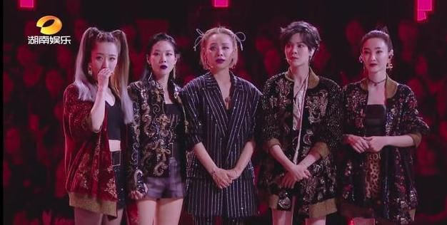  不知所措|《浪姐》被王丽坤淘汰后，郁可唯不知所措抠耳朵，白冰想笑强忍住