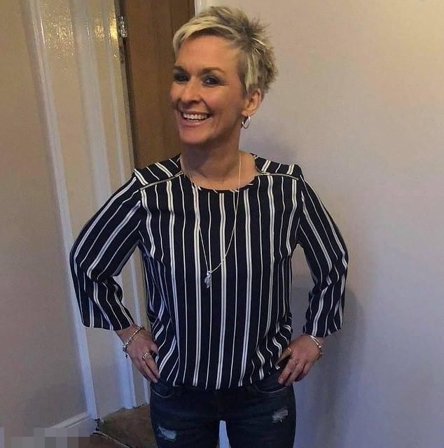  罗伯茨|女子脖子上缠着狗绳脸朝下趴在草地上，被两条狗活活勒死