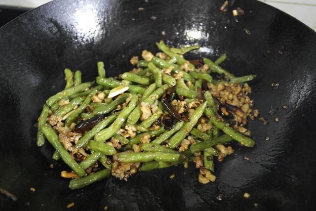 季豆段|夏季此菜正当季,我家隔三差五吃一次,生津解暑,增强免疫力