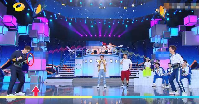  没事|张艺兴上《快本》太受捧游戏比拼何炅放水，别人被捉弄他全没事