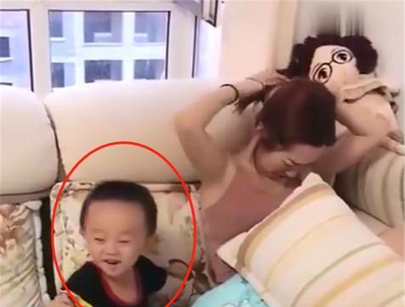  告状|24岁姐姐和4岁弟弟打架，姐姐一脸委屈哭诉告状，弟弟却云淡风轻