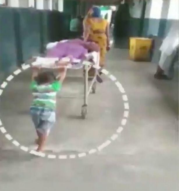  就诊|印度一家无力支付医院小费，4岁男孩只能自行推母亲担架前往就诊