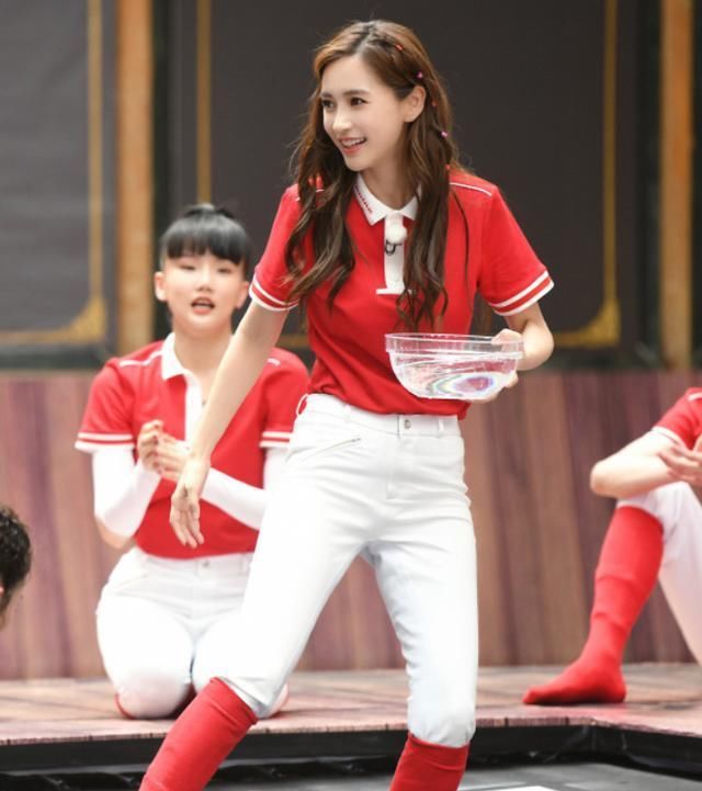 公主|baby“公主”扮相出场,原相机扫过她身材,无P图的腿型很真实