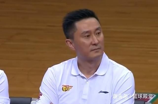  面对|面对凶狠防守，赵睿肘击回应，阿联杜锋无奈，谁注意到赵睿解释？