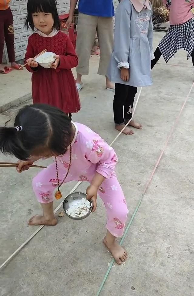  轻盈|小女孩端着饭碗“跳皮筋”，动作灵活轻盈，网友一看就是个高手