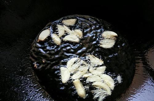  去皮|家常菜西红柿烧茄子，建议西红柿要去皮，更入味才好吃