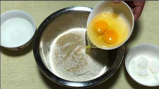  好吃|面粉别蒸馒头了，教你个新做法，比花卷油条还好吃，特别香