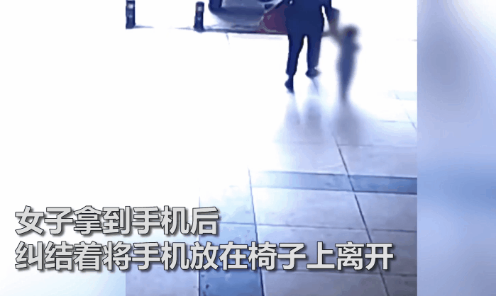 挥手|妈妈挥手4次叫宝宝偷捡手机,是偷,还只是捡,网友吵翻