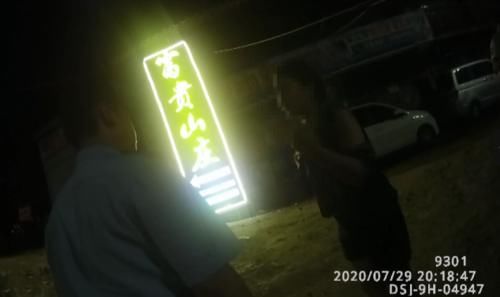 泳池|情侣吵架后竟把金首饰扔泳池里！想找回来？管理方：给6000块钱