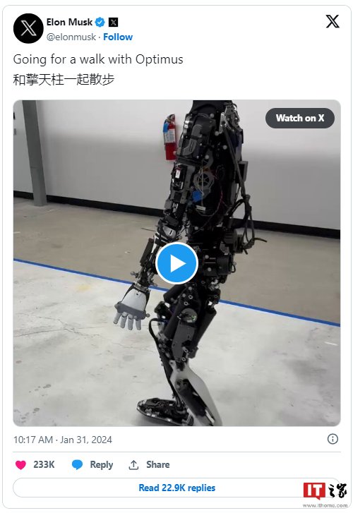 马斯克展示特斯拉人形机器人Optimus二代，步行更流畅