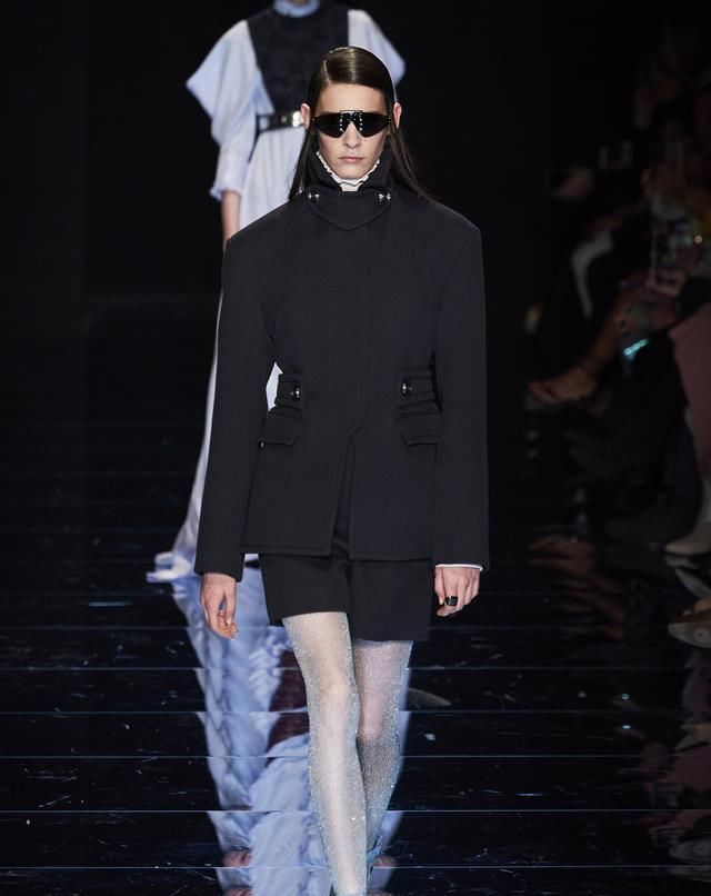  身姿|Sportmax展现女性妙曼身姿略带甜美感的剪裁与不对称美学打破刻板