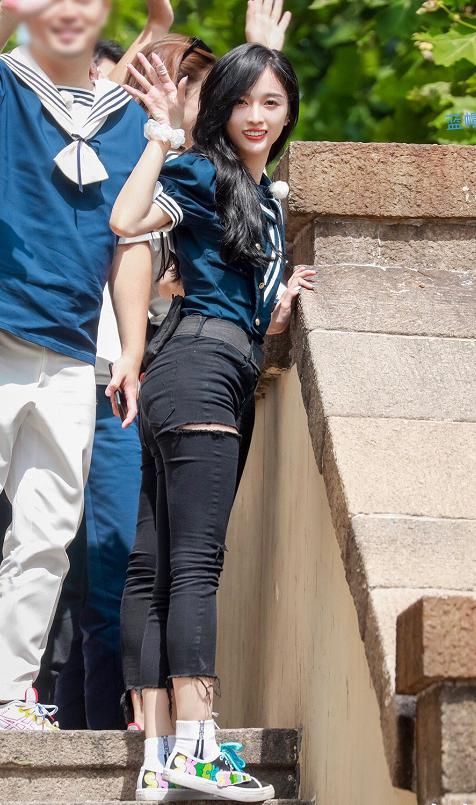  位置|跑男收官大合影，吴宣仪娜比坐一边儿，看baby的位置，太幸福了吧！