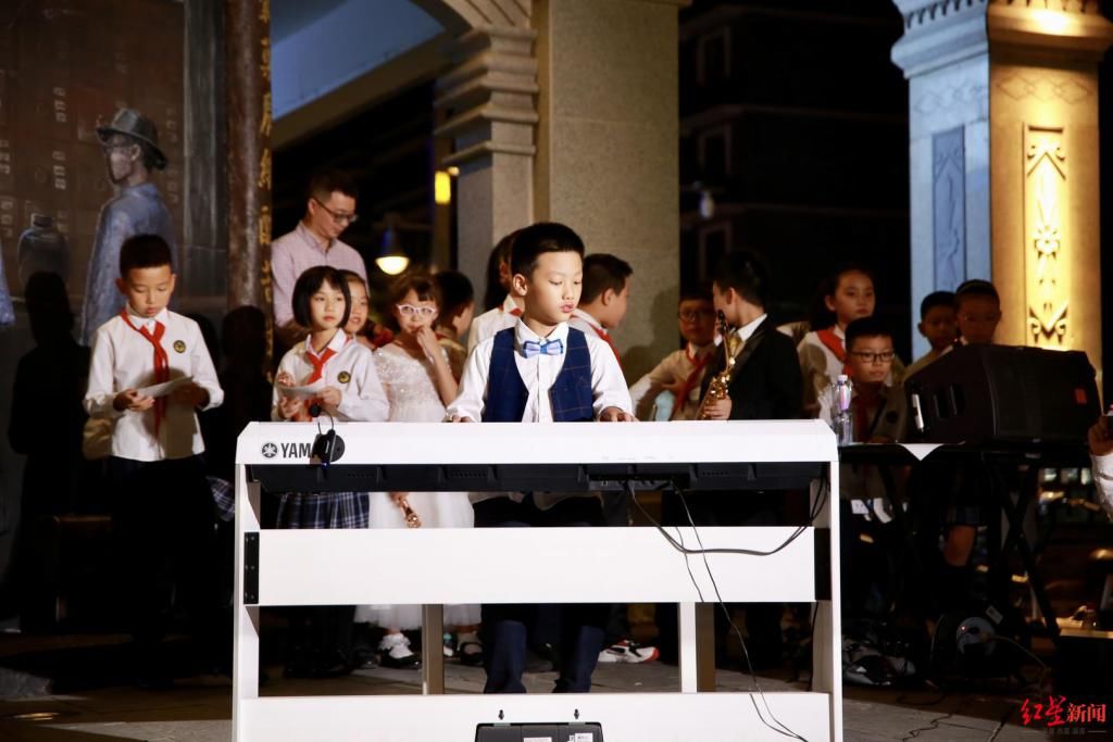  街头|成都小学生自办街头公益音乐会，三场募捐金额已超万元