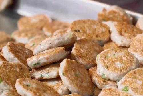 超弹|顺德一家上过央视的美食店，一块手打鱼饼做得超弹牙，生意很火爆