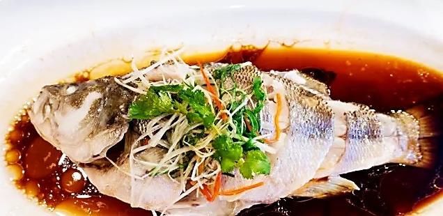  不腥|做清蒸鱼时，牢记这四个技巧，鱼肉又鲜又嫩还不腥，赶快收藏