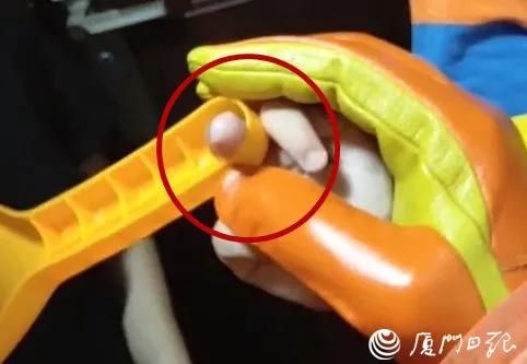  候车|又有孩子被卡住了！这次是火车站候车椅缝隙