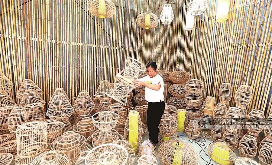 高空|9月19日焦点图：小区业主众筹摄像头抓“高空抛物”