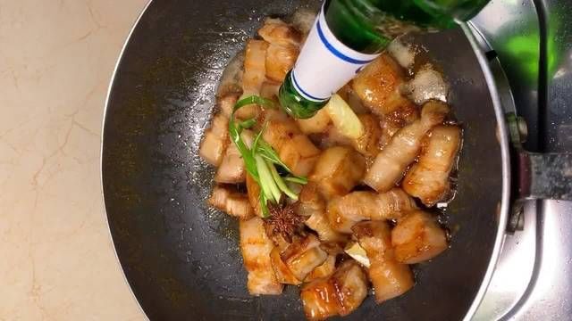 不腻|做红烧肉时，千万不要直接入锅，多加一个环节，猪肉鲜嫩不柴不腻