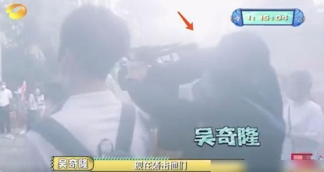  哥哥|《元气满满的哥哥》：吴奇隆被保安摁倒在地，导演：那是艺人！